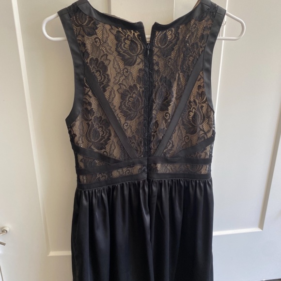 Friends + Lovers lace dress - Picture 2 of 3
